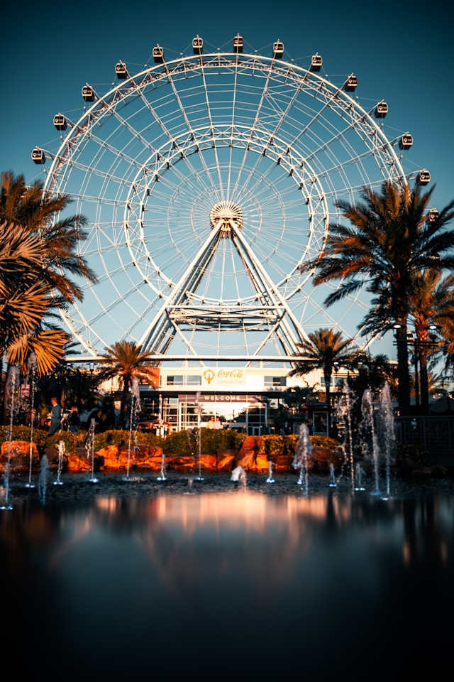 Family planning an Orlando holiday on a budget